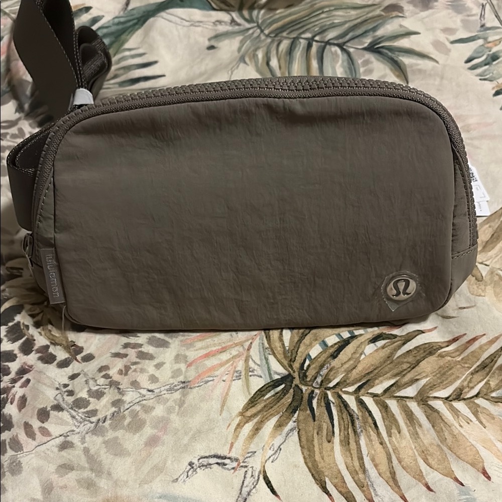 Lululemon everywhere Belt Bag in Taupe Gray